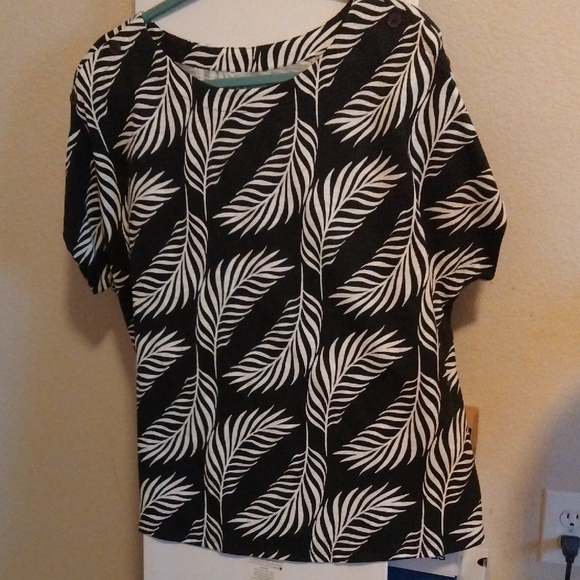 croft & barrow Tops - Croft & Barrow Black and White Leaf Pattern Blouse